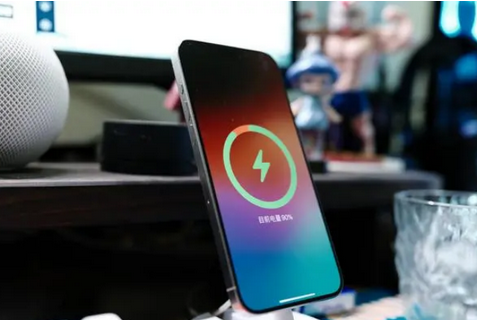 新疆苹果15换屏服务分享用什么充电器给iPhone15充电更好 